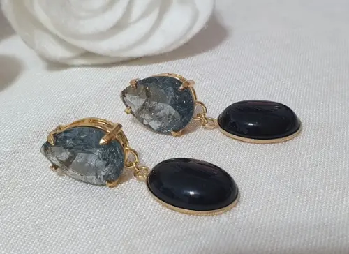 Brinco Banhado com Cristal Fumê e Pingente Ônix