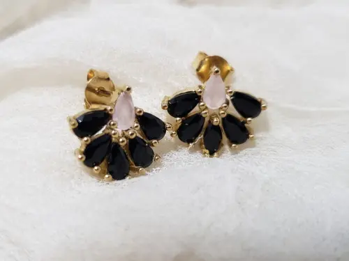 Brinco Banhado com Cristal Ônix e Quartzo Rosa