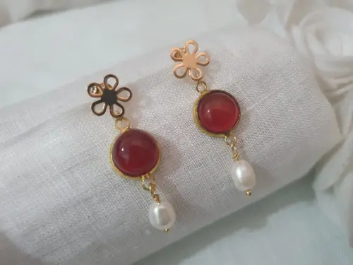 Brinco Banhado com Cristal Rubi e Pérola Natural
