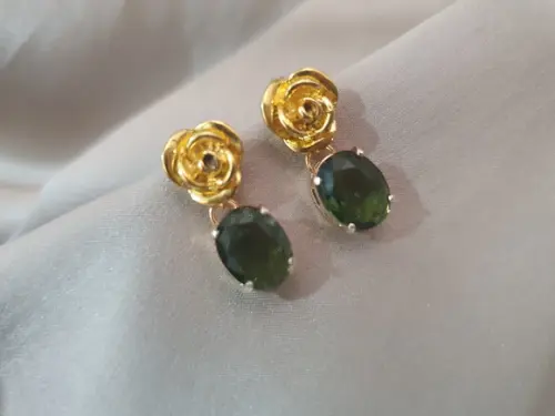 Brinco Banhado com Cristal Verde Morion