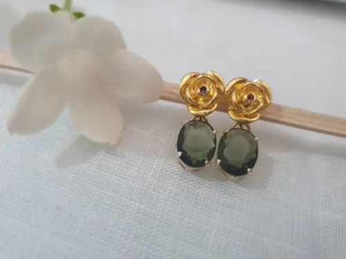 Brinco Banhado com Cristal Verde Morion
