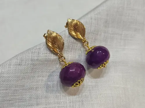 Brinco Banhado com Pedra Natural Jade Roxo