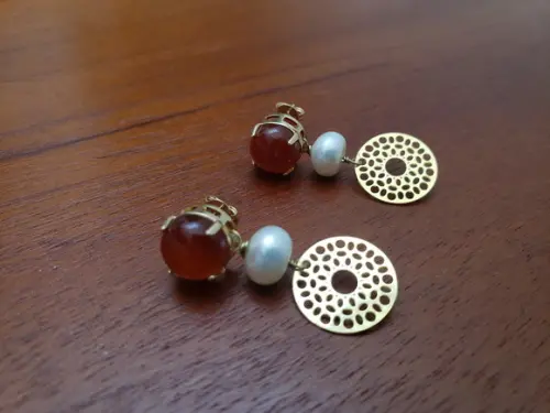 Brinco Banhado com Pérola e Pingente Dourado Rendado