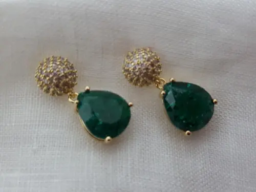 Brinco Banhado com Zircônias e Cristal Fusion Verde