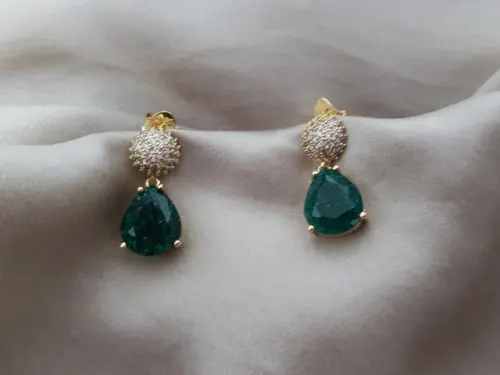 Brinco Banhado com Zircônias e Cristal Fusion Verde