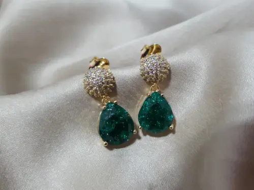 Brinco Banhado com Zircônias e Cristal Fusion Verde