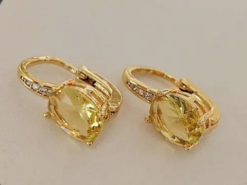 Brinco Banhado Dourado com Mini Cristais Incolores e Amarelo