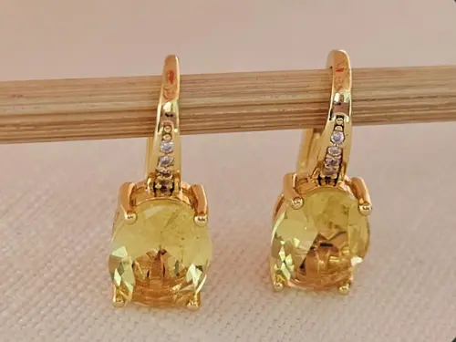 Brinco Banhado Dourado com Mini Cristais Incolores e Amarelo