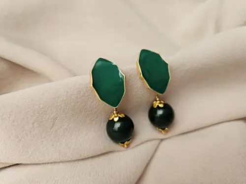 Brinco Banhado Esmaltado com Pedra Natural Verde