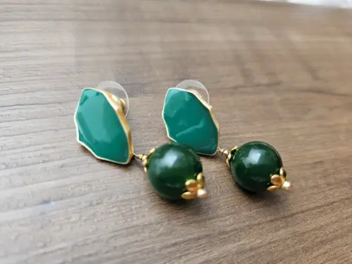Brinco Banhado Esmaltado com Pedra Natural Verde