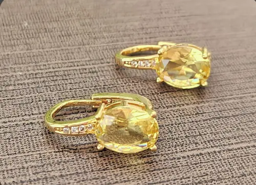Brinco Banhado Dourado com Mini Cristais Incolores e Amarelo