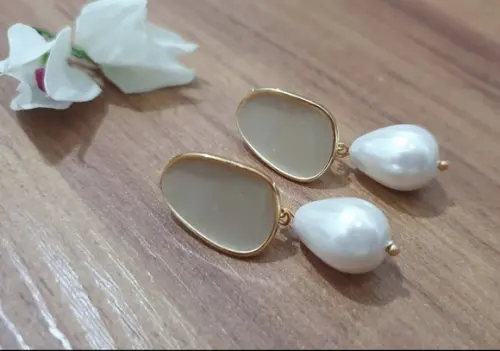Brinco Banhado Esmaltado com Pérola Gota