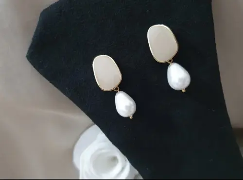 Brinco Banhado Esmaltado com Pérola Gota
