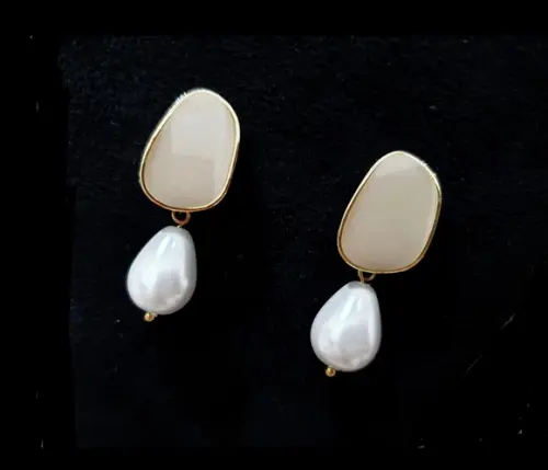 Brinco Banhado Esmaltado com Pérola Gota