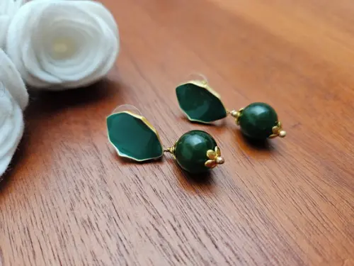 Brinco Banhado Esmaltado com Pedra Natural Verde