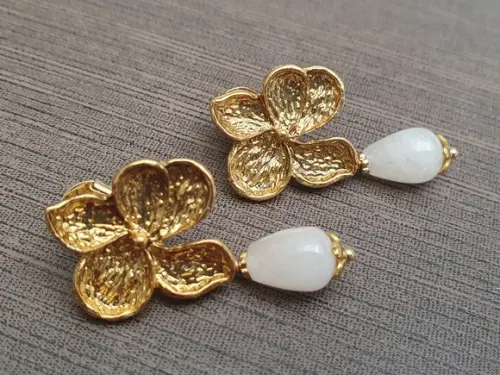 Brinco Banhado Flor e Pedra Natural Jade Branco - Semijoia