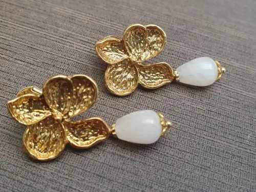 Brinco Banhado Flor e Pedra Natural Jade Branco - Semijoia