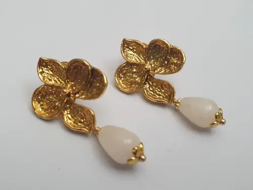 Brinco Banhado Flor e Pedra Natural Jade Branco - Semijoia