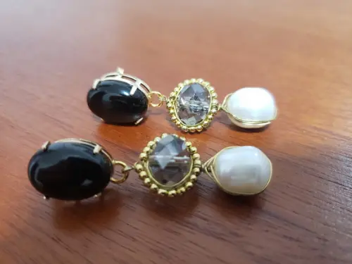 Brinco Banhado Pedra Ônix, Cristal e Pérola com Alambrismo