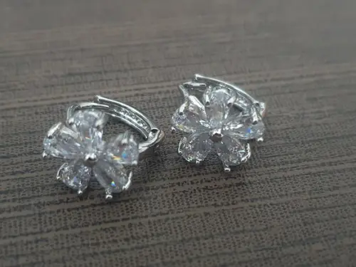 Brinco de Prata Argola com Cristais Transparentes