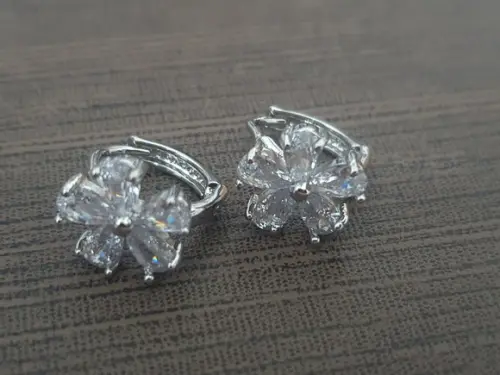 Brinco de Prata Argola com Cristais Transparentes