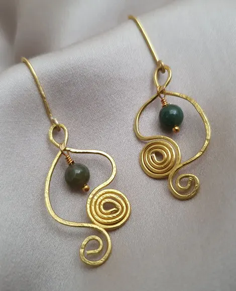 Brinco Delicado Banhado com Pedra Natural Jade Oliva