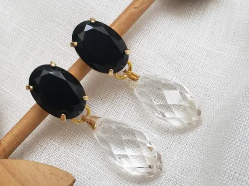 Brinco Dourado Banhado com Cristal Preto e Transparente