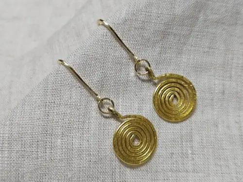 Brinco Dourado Banhado Martelado
