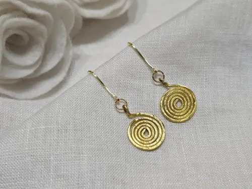 Brinco Dourado Banhado Martelado