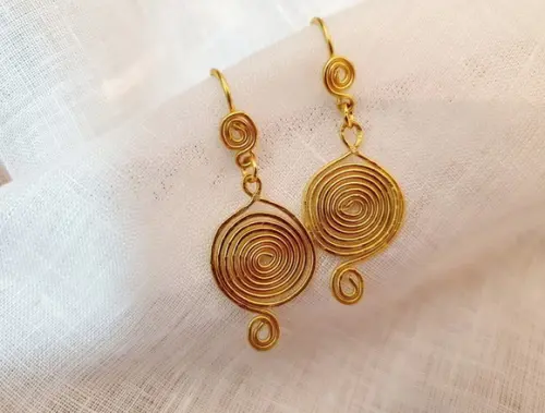 Brinco Dourado Banhado Martelado