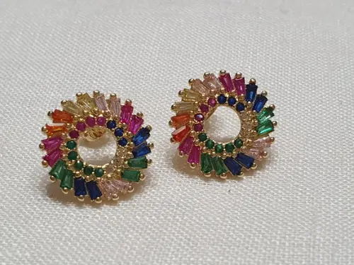 Brinco Dourado com Cristais Coloridos