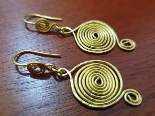 Brinco Dourado Banhado Martelado