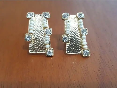 Brinco Dourado com Cristais e Mini Pérolas