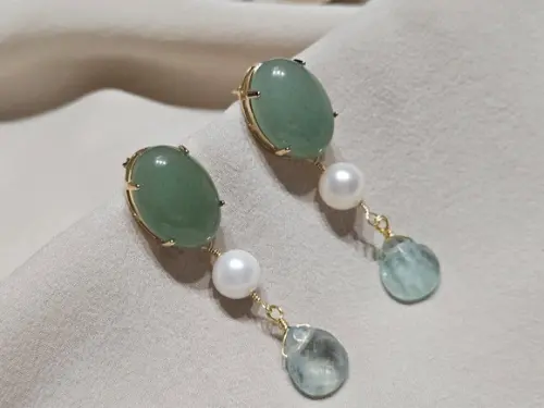 Brinco Dourado com Jade Esmeralda Pingente de Pérola Natural