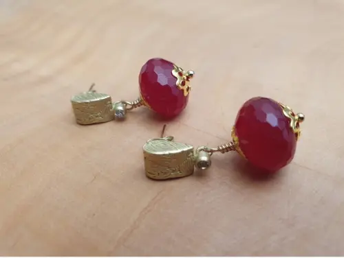 Brinco Dourado com Zircônia e Pedra Natural Jade Rubi