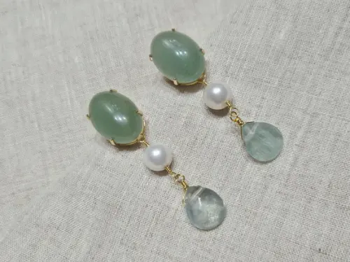 Brinco Dourado com Jade Esmeralda Pingente de Pérola Natural