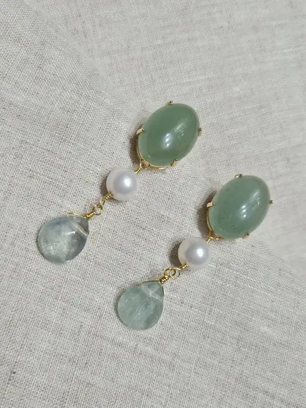 Brinco Dourado com Jade Esmeralda Pingente de Pérola Natural