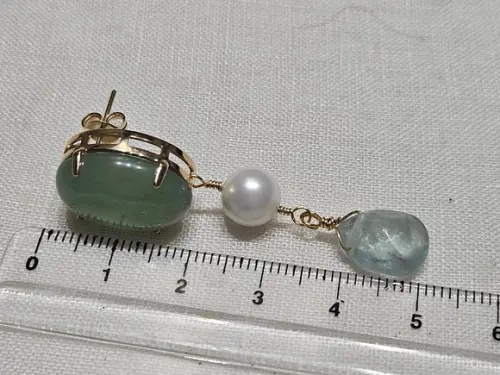 Brinco Dourado com Jade Esmeralda Pingente de Pérola Natural