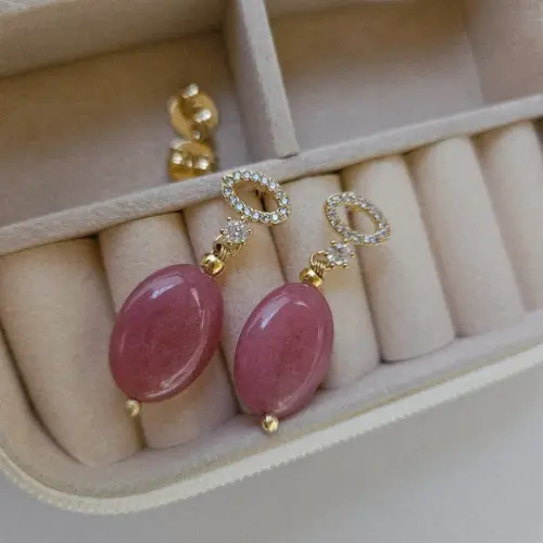Brinco Dourado com Mini Cristais e Pedra Natural Jade Rosa