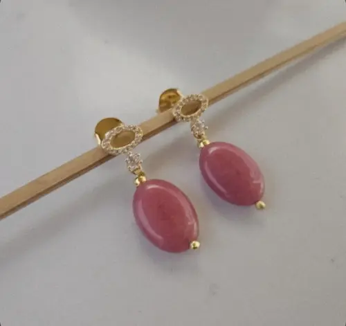 Brinco Dourado com Mini Cristais e Pedra Natural Jade Rosa