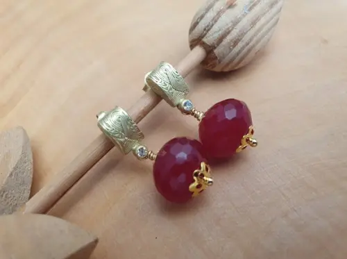 Brinco Dourado com Zircônia e Pedra Natural Jade Rubi