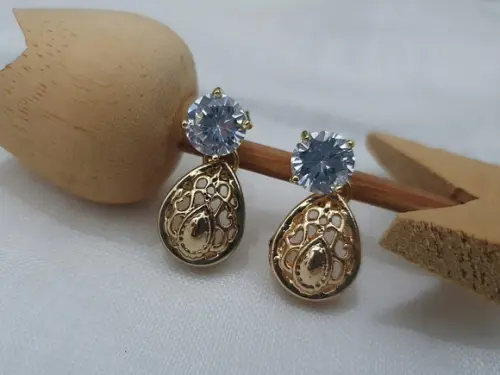 Brinco Dourado com Zircônia e Pingente em Gota