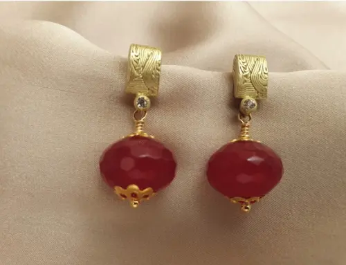 Brinco Dourado com Zircônia e Pedra Natural Jade Rubi