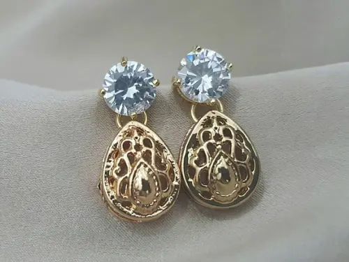 Brinco Dourado com Zircônia e Pingente em Gota