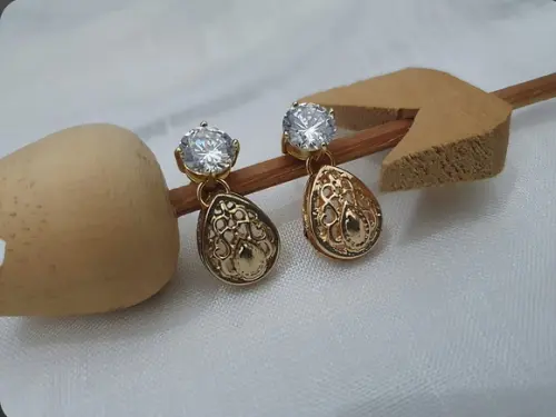 Brinco Dourado com Zircônia e Pingente em Gota
