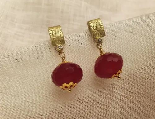 Brinco Dourado com Zircônia e Pedra Natural Jade Rubi