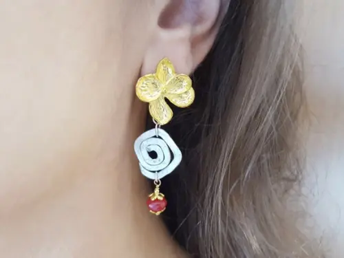 Brinco Dourado e Prateado com Pedra Natural Jade