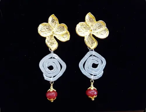 Brinco Dourado e Prateado com Pedra Natural Jade