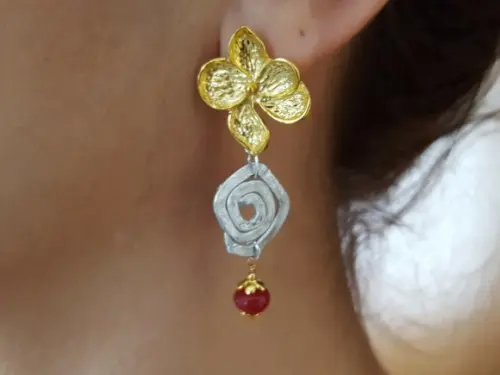 Brinco Dourado e Prateado com Pedra Natural Jade