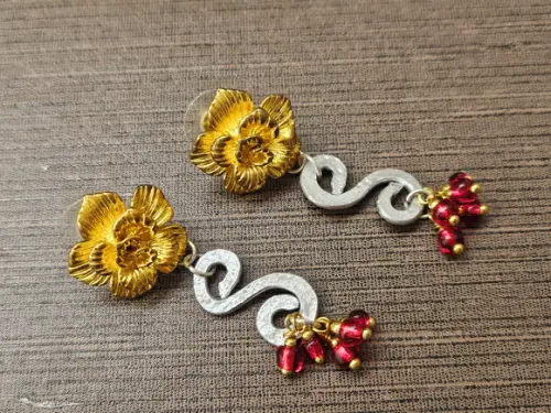 Brinco Dourado e Prateado com Pedras Jade Rubi
